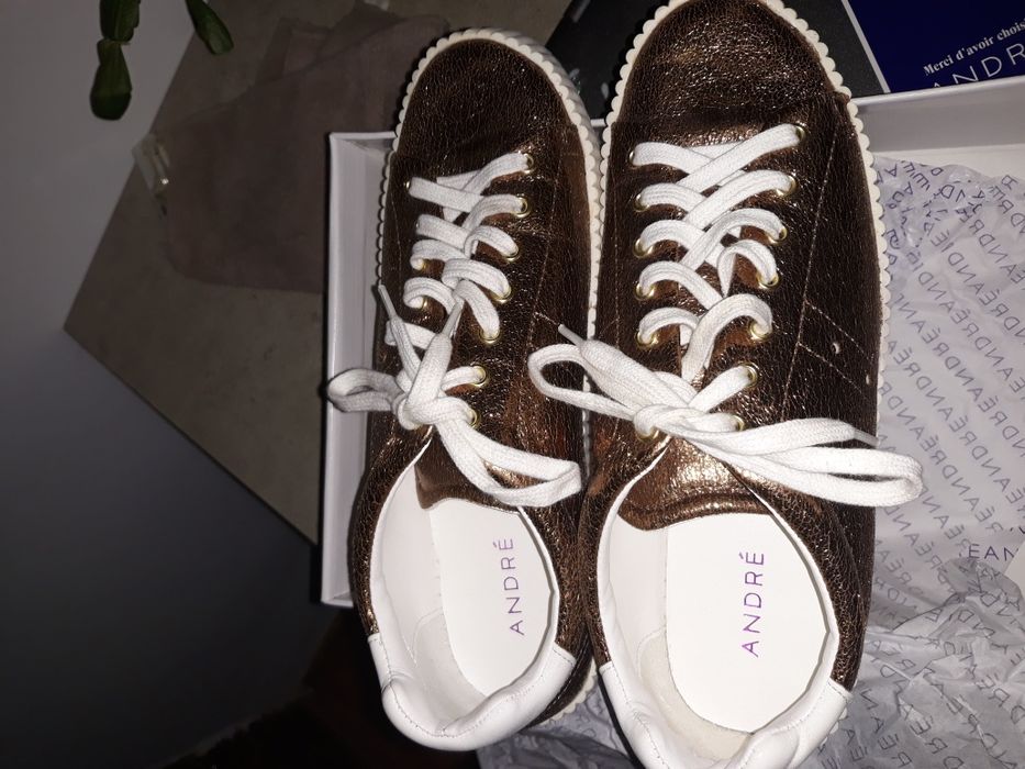 Vând pantofi sport de damă