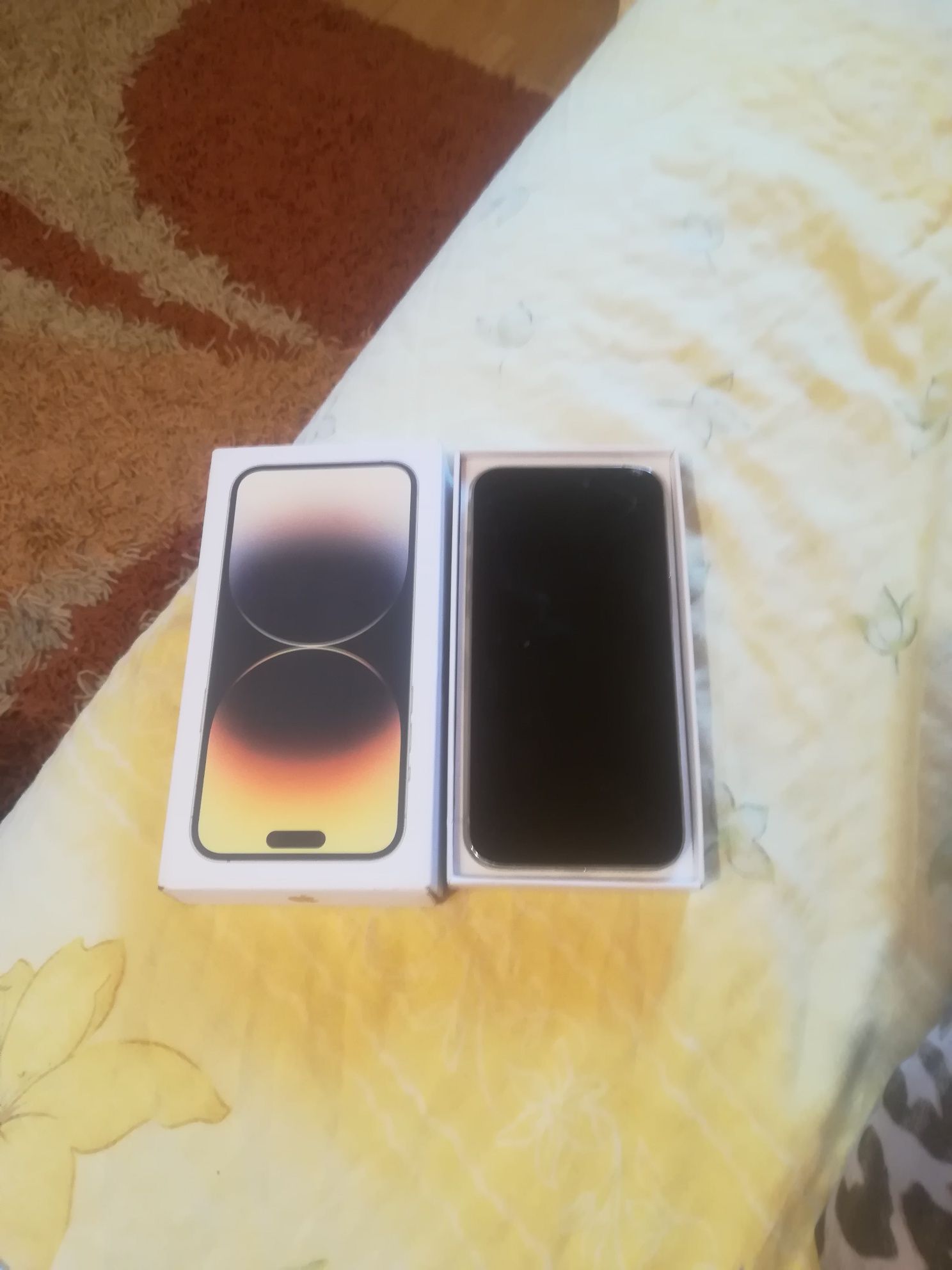 Vând iphone urgent 14 pro max gold, pentru piese