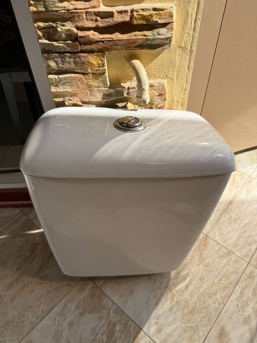 Продается бачок от унитаза б/у.