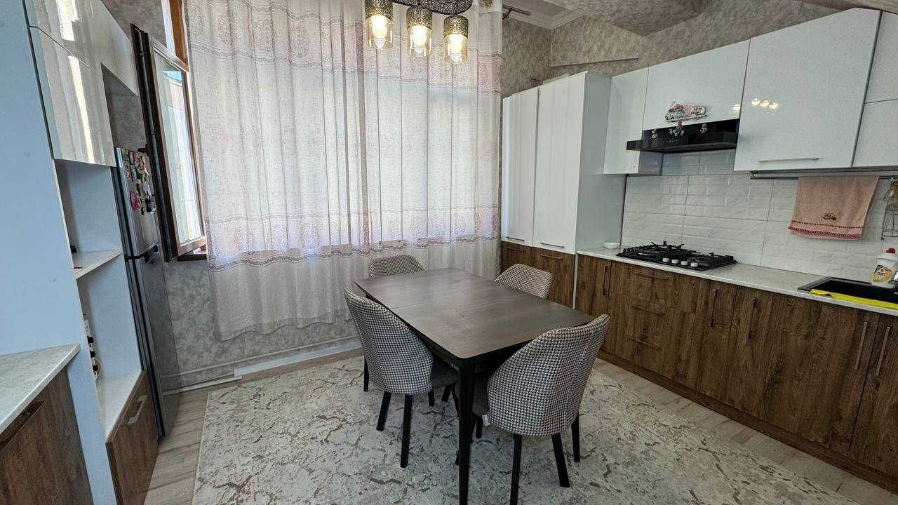 Шахар маркази  4 хонали мансардли квартира сотилади. ID: 1258