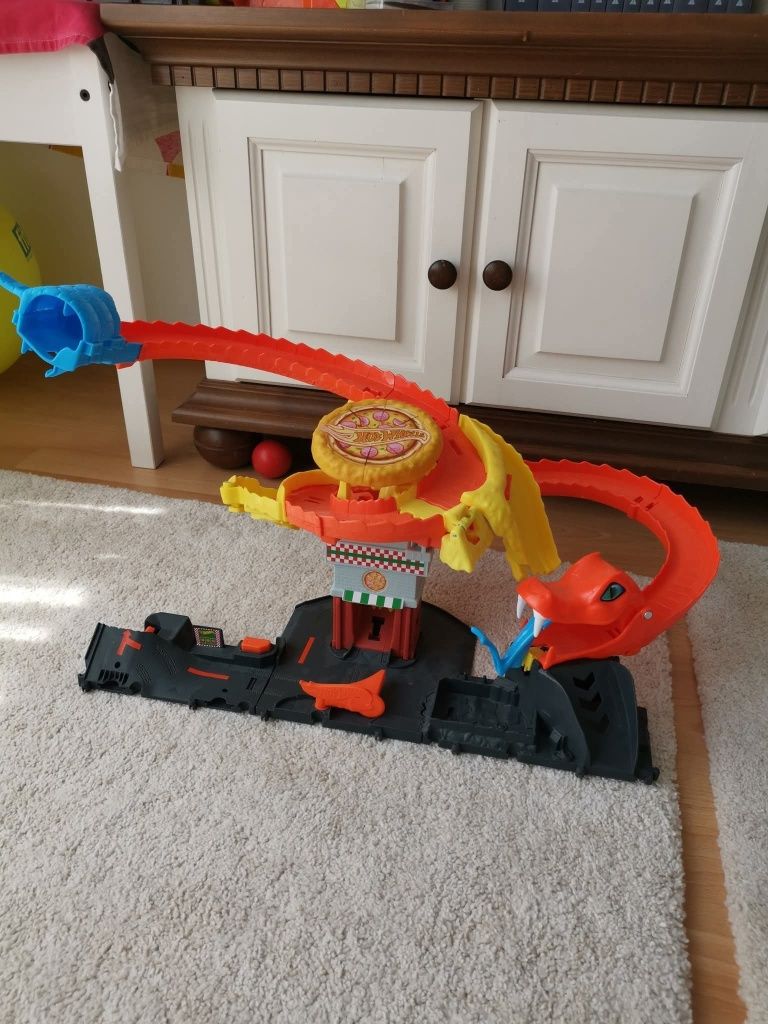 Pistă HotWheels atacul șarpelui la pizzerie
