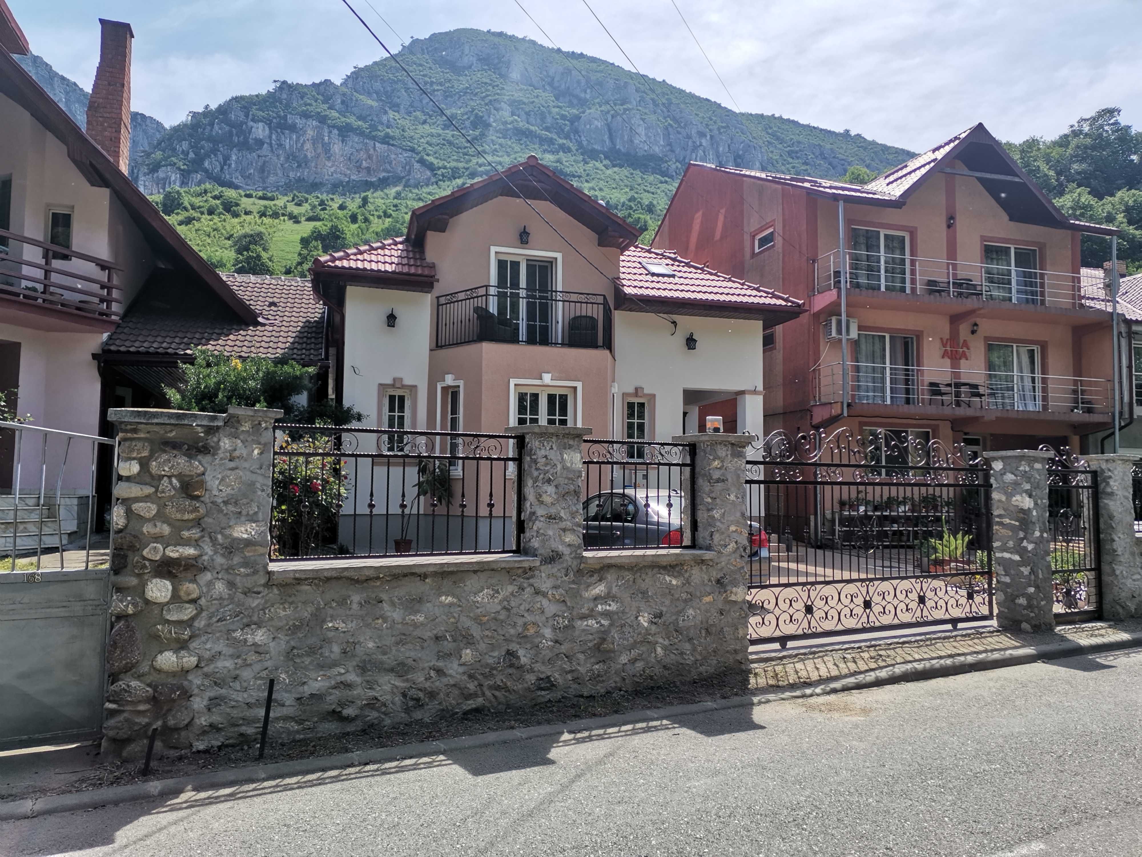 Vina ANA oferă camere duble cu baie proprie