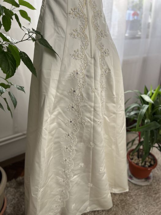 Rochie de mireasa purtata odata. Aplicatii cusute manual