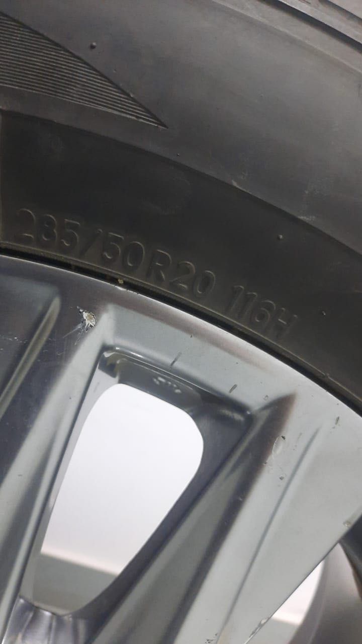 Продаю колесо на титановым диске размер  R20  285/50