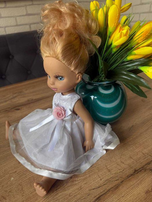 Говорящая кукла в нарядном белом платье — отличный подарок для девочки