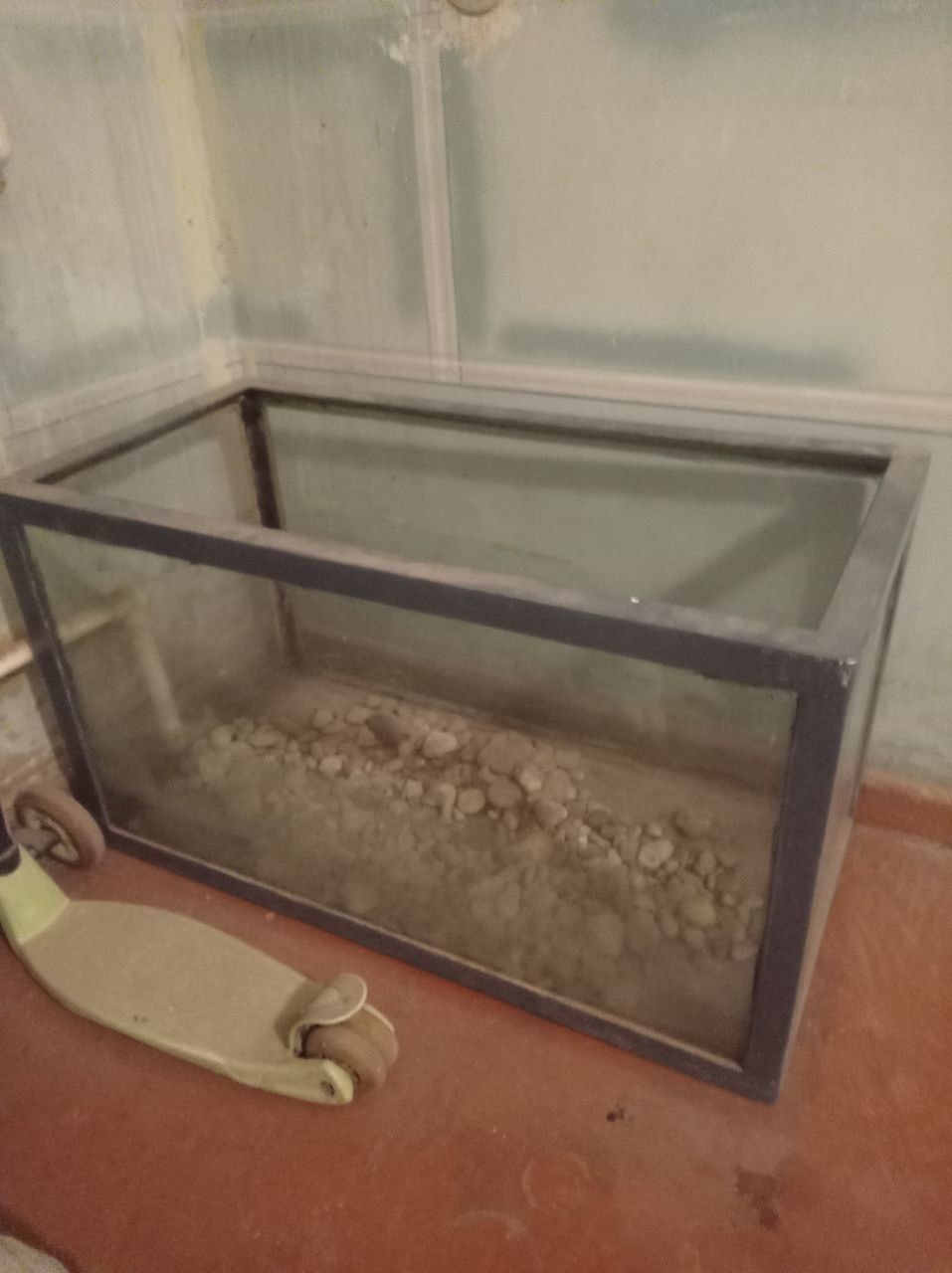 Продаётся аквариум состояние средние около 100 литра