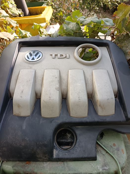 Vînd capac motor vw touran t1