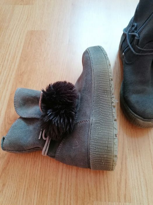 Vând cizme scurte de piele întoarsă cu ciucuri tamaris