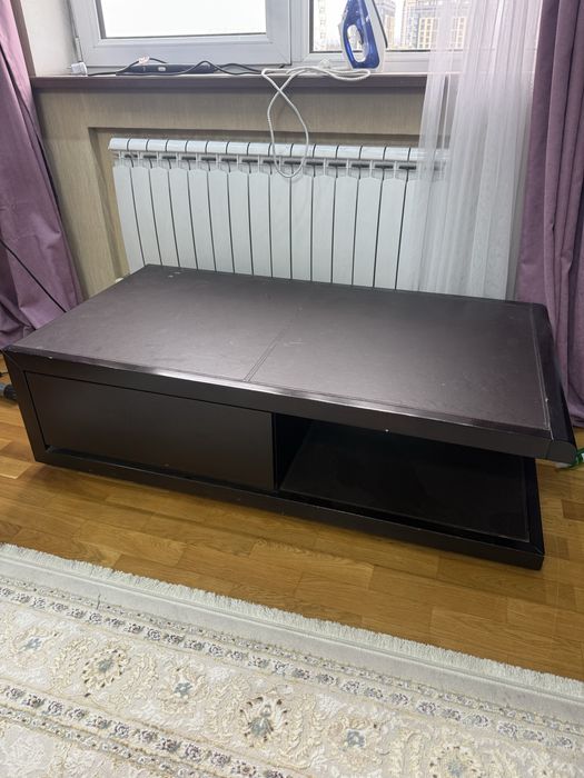 Журнальный столик с выдвижными ящиками