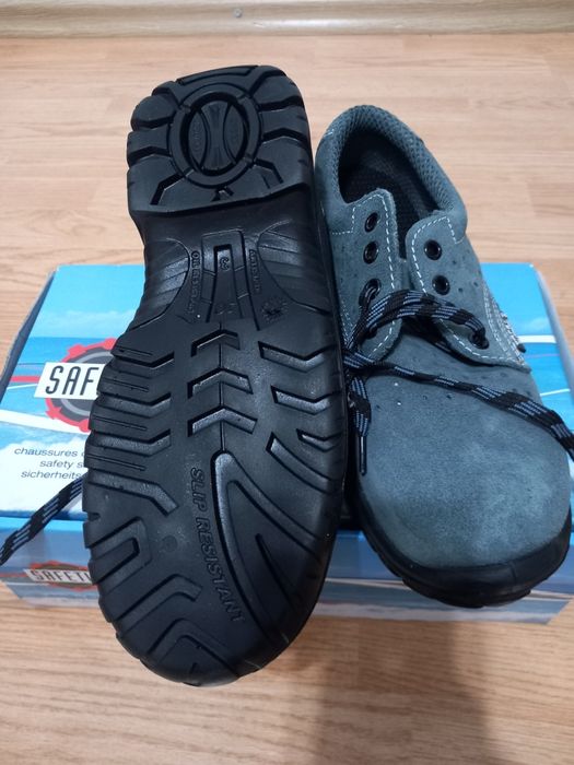 Vând pantofi cu bombeu metalic