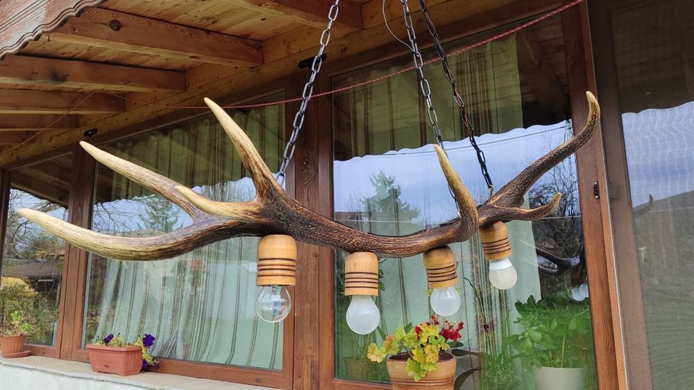 Ръчно изработен полилей от еленови рога с ръчно изработени дървени чаш