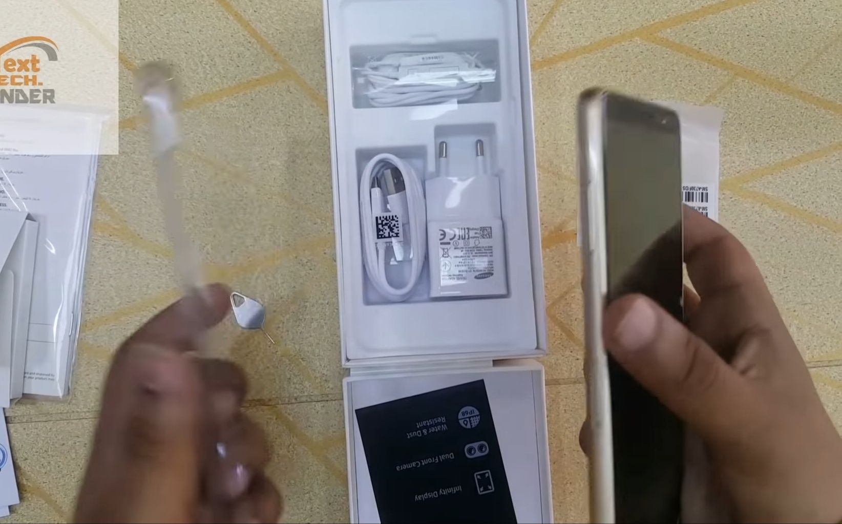 Смартфон SAMSUNG А8+ коробка документы защитка чехол в идеале