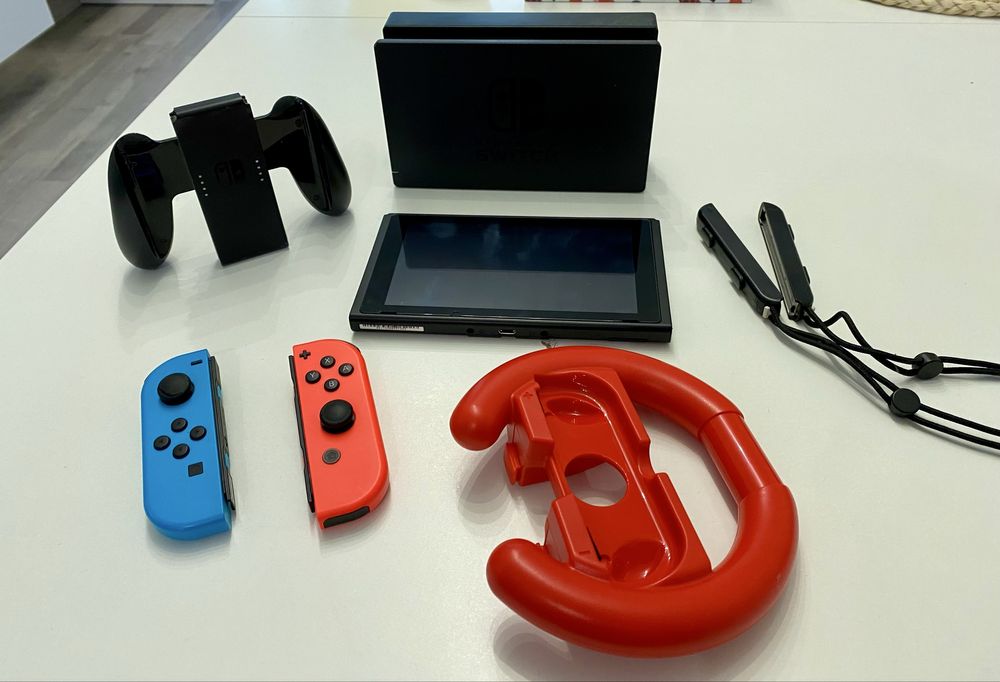 Nintendo Switch пълен комплект + 5 игри и кейс