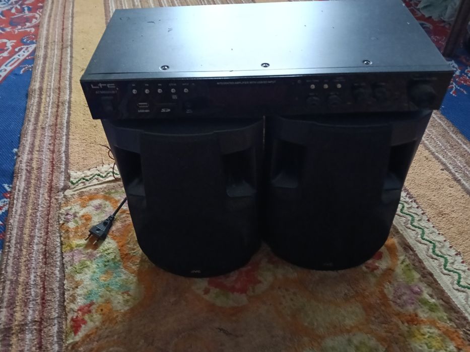 Vând stație cu boxe. Și o boxa portabila.