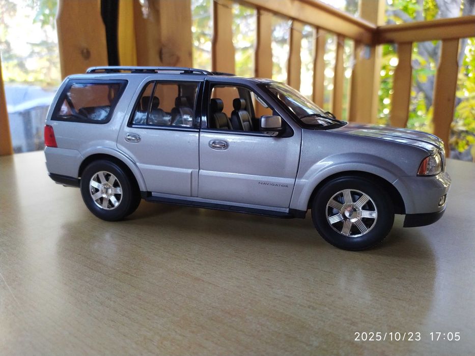 1:18 Метален модел на Lincoln Navigator 2005 Welly