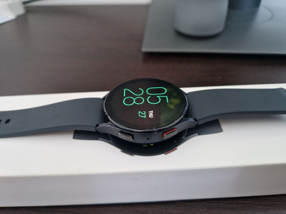 Samsung Galaxy Watch 5 44mm (varianta mai mare)