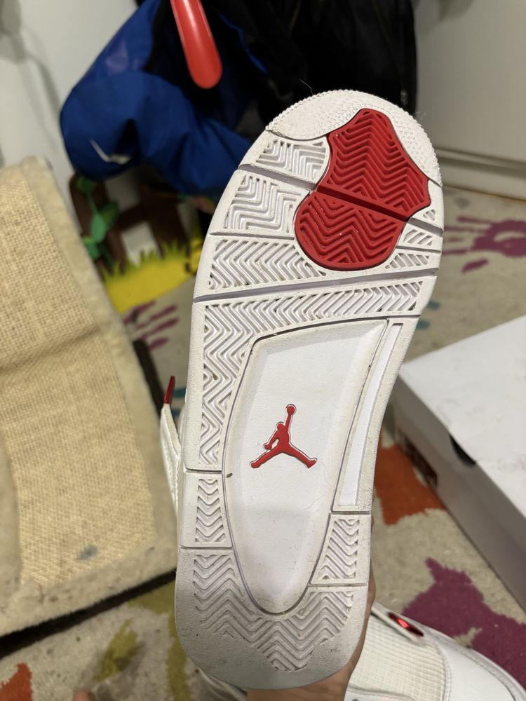 Jordan 4 metallic red