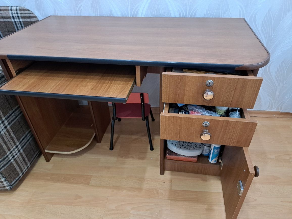Продам компьютерный стол
