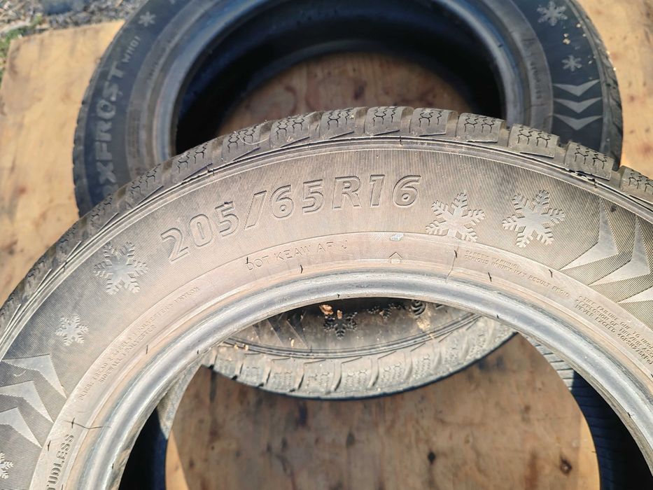 Комплект зимних шин Roadx RX Frost WH01 205/65 R16 95H без шипов