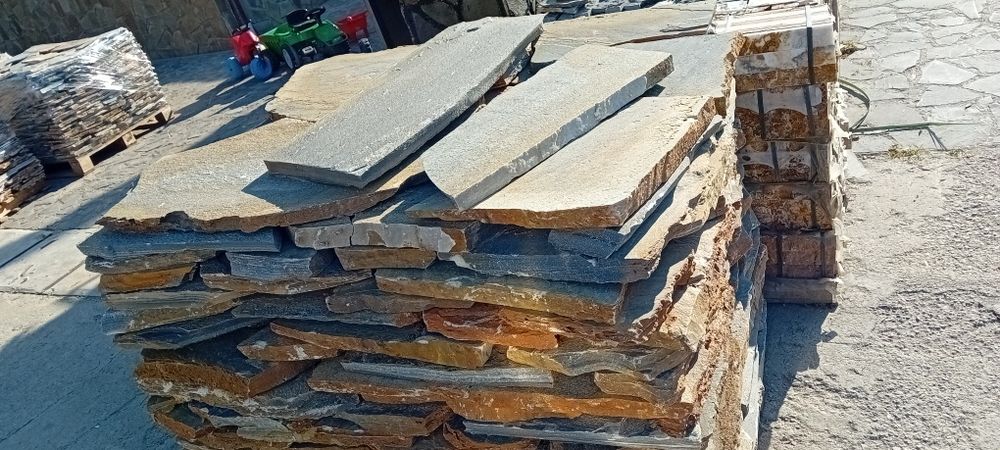 Piatră naturală de munte și plante ornamentale