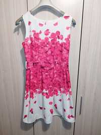 Розова рокля с падащи листа от рози