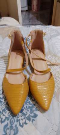 Обувки цвят горчица