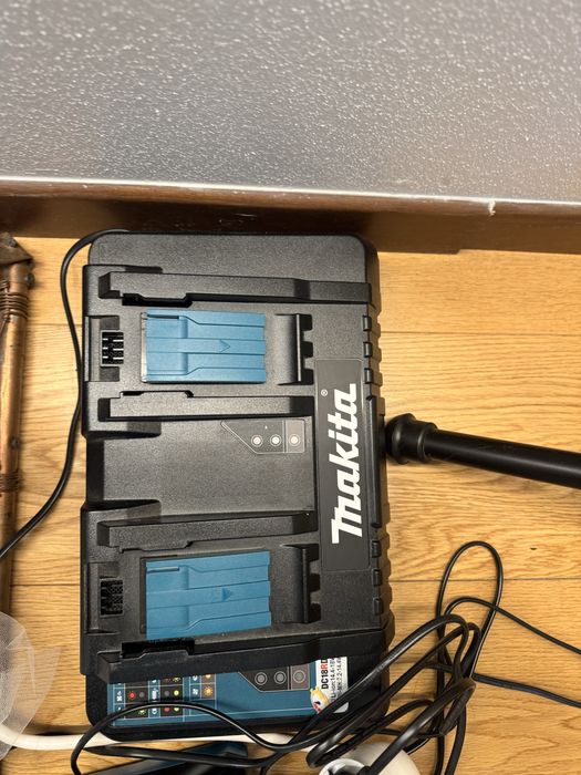 Makita Dvc560PT2 aspirator cu incarcator si 2 bateri