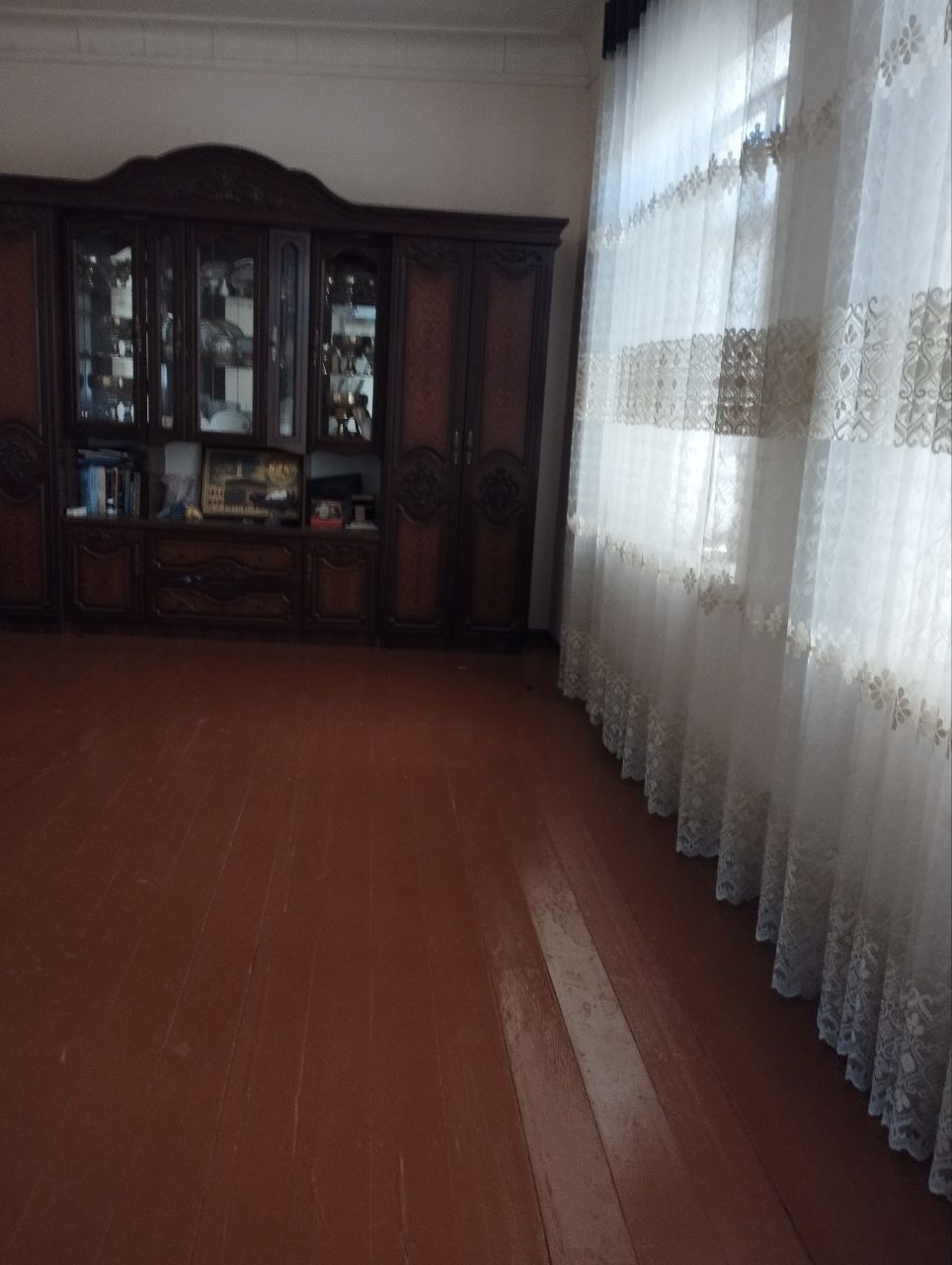 Uy sotiladi 6 sutik 5 xona Eski shaharda