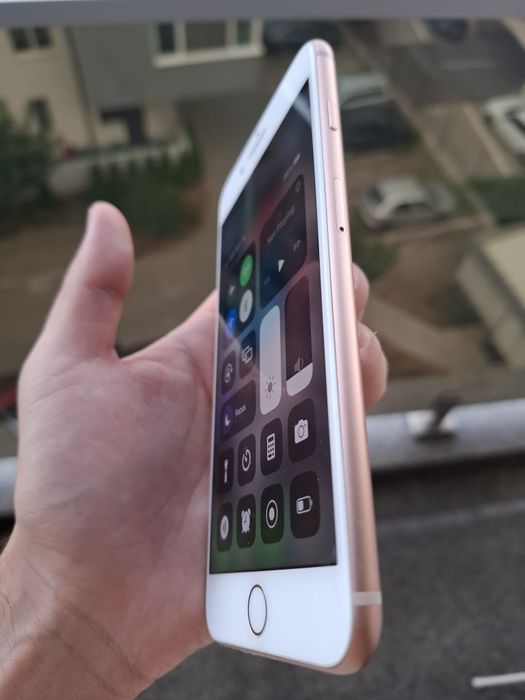 IPhone 8 plus 64gb impecabil + carcase cutie cablu