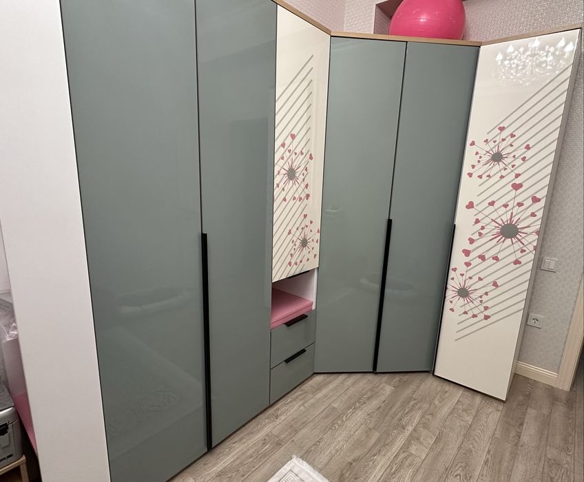 Угловой шкаф с зеркалом и стеллажом