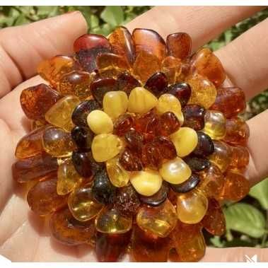 Broșă din chihlimbar mix – bijuterie naturală, elegantă și unică