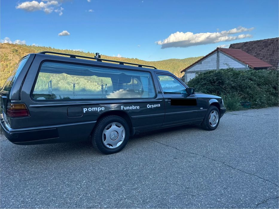 Masina funerara Mercedes