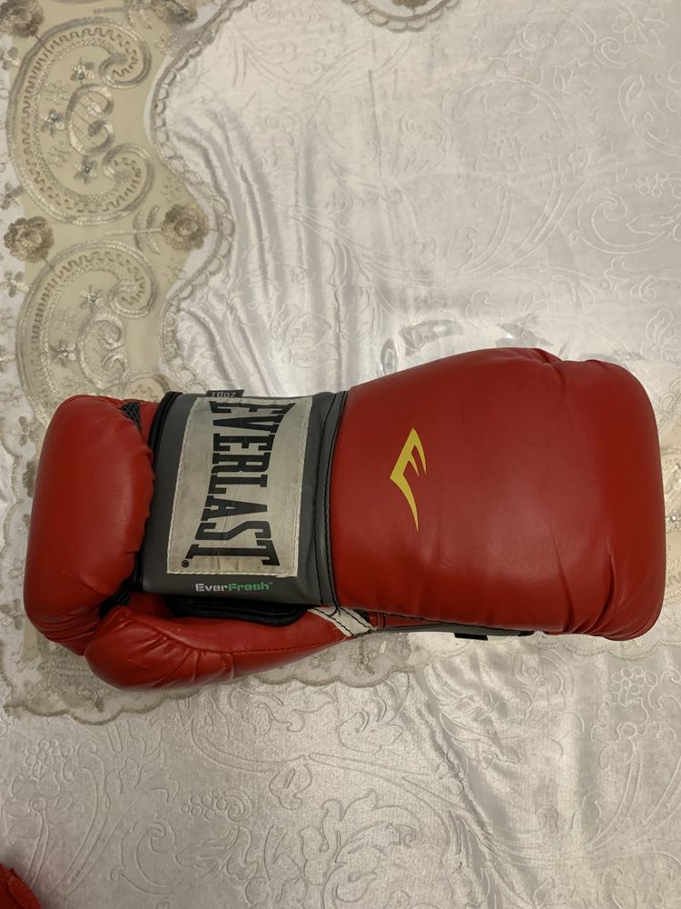 Боксерские перчатки Everlast