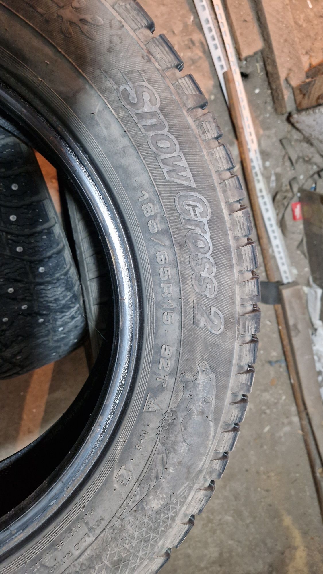 Продам комплект зимних шин 185х65х15