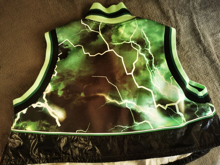 Дамски екип панталон и кроп топ.