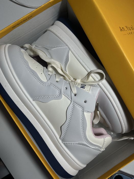 Продам новые женские кроссовки размер 38-39