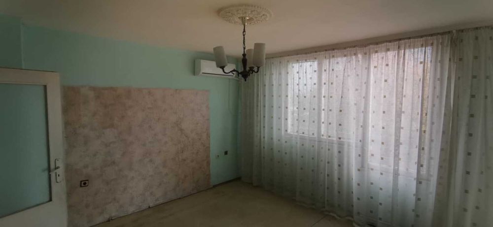 Продавам двустаен апартамент в кв. Три Чучура-Юг