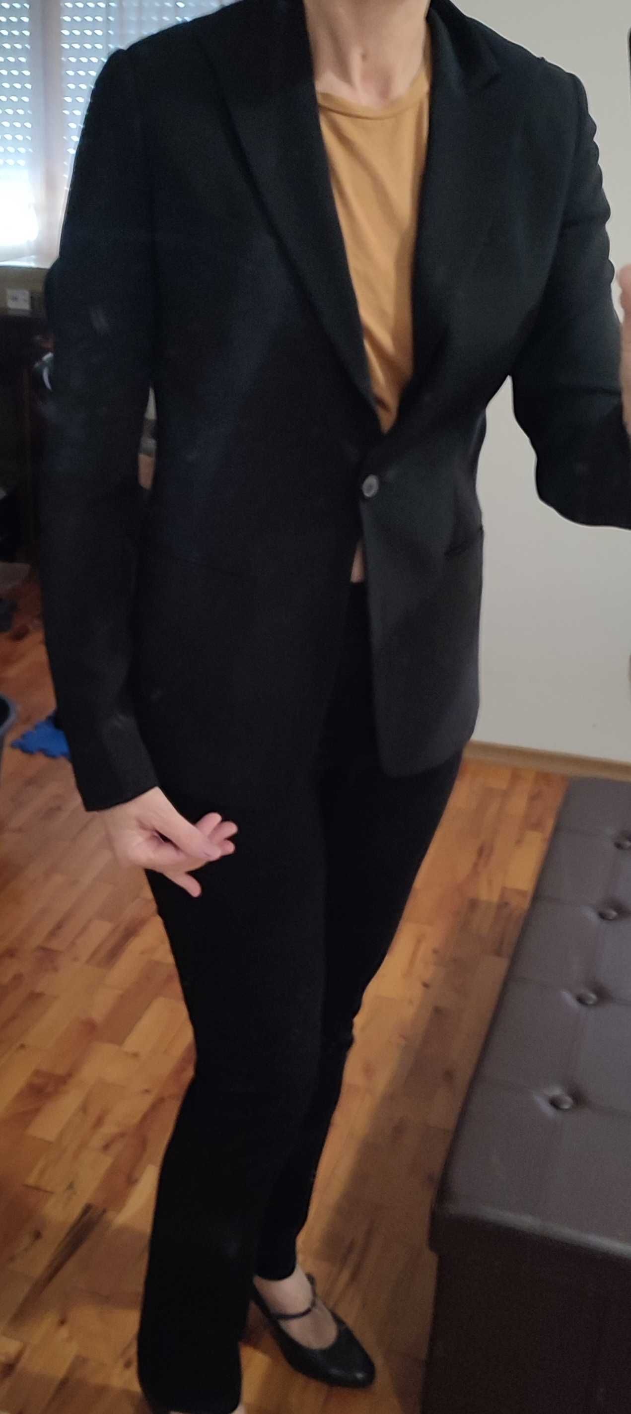 Продавам ново елегантно дамско черно сако