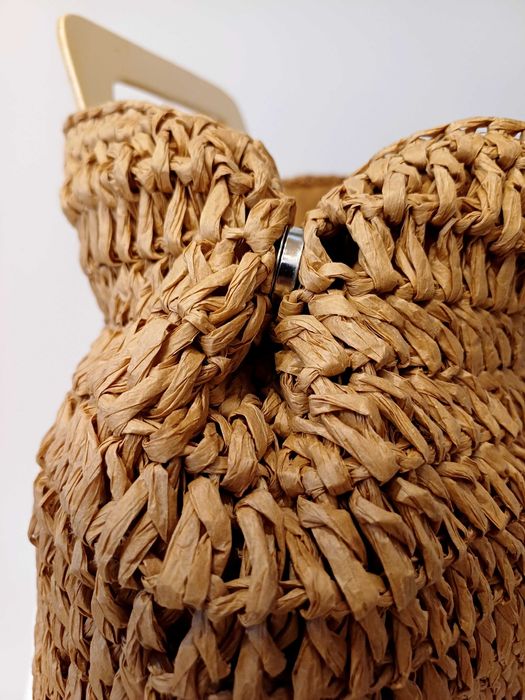 Обемна плетена чанта с дървени дръжки