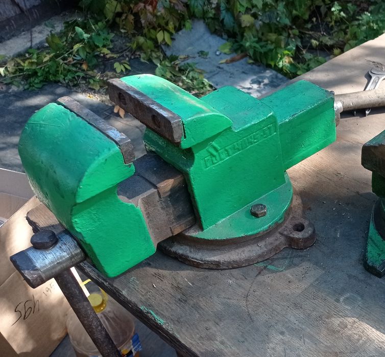 Тиски слесарные продам