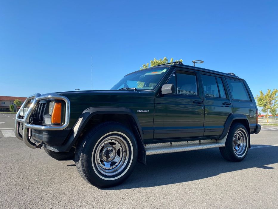 Jeep Cherokee model SUA