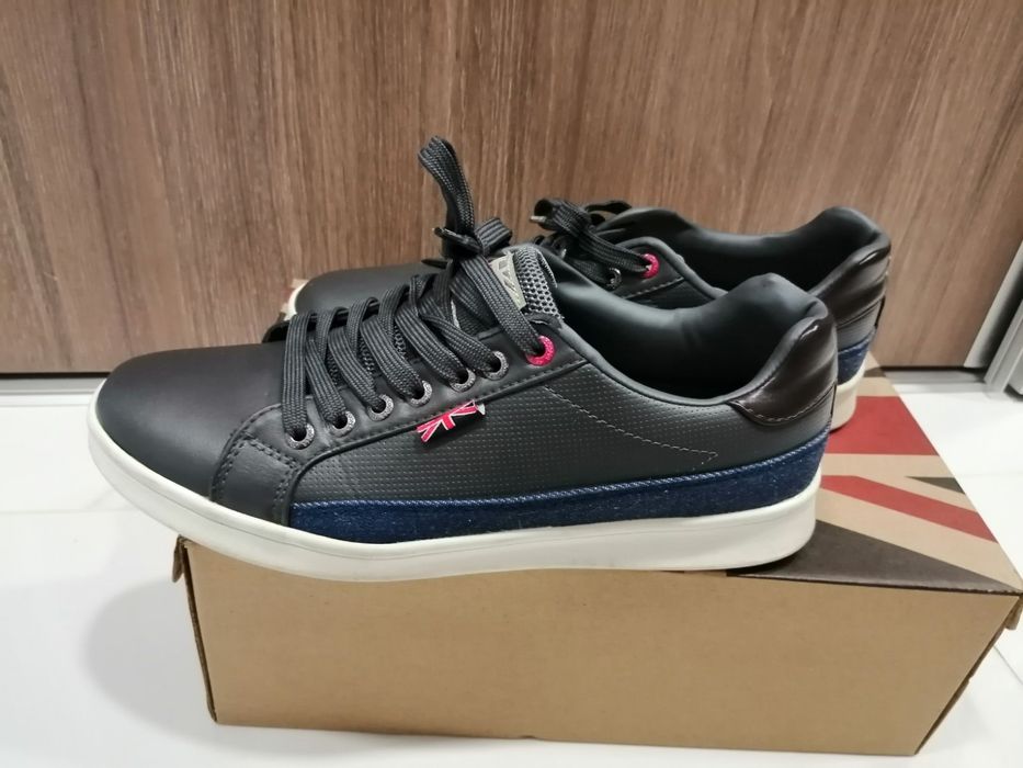 Продавам мъжки спортни обувки Lee Cooper