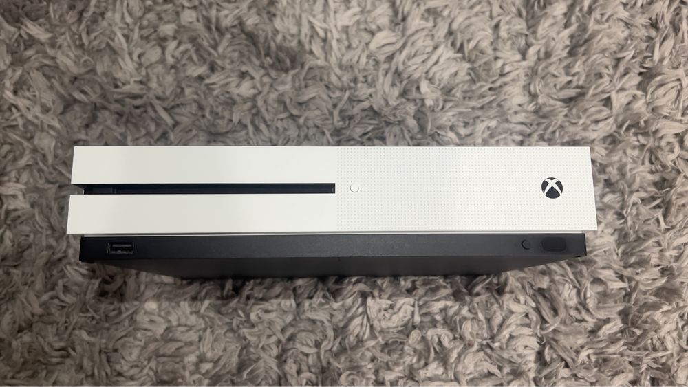 Consolă Xbox One S în stare perfectă + Controller și 2 jocuri cadou