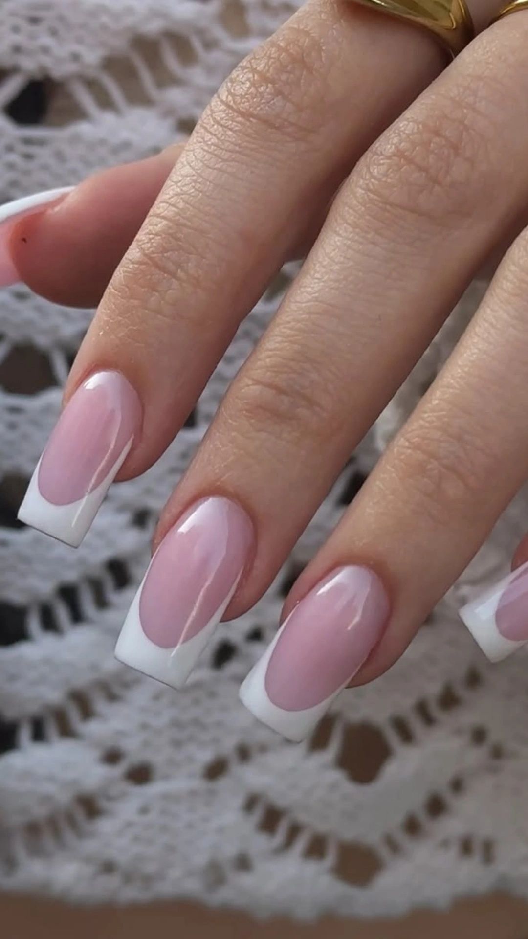 Unghii cu Gel sau Acrilic.