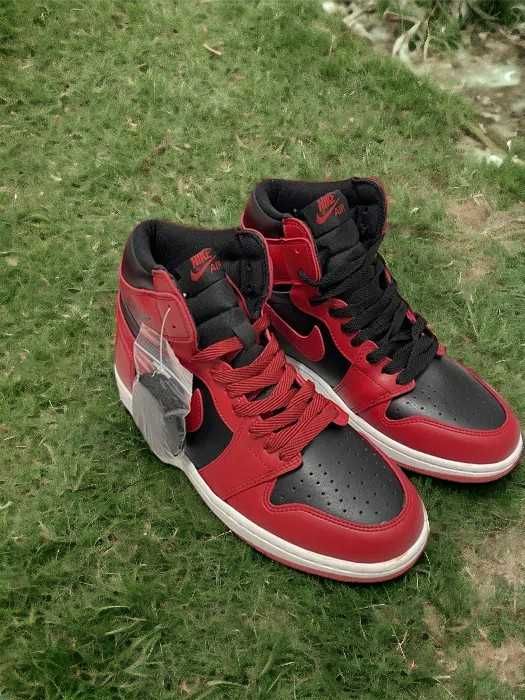 Nike Jordan 1 Varsity Red / Adidasi Premium  Quality