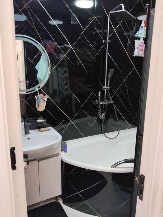 Kvartira sotiladi 4- xonali 3- etaj 9 etajli dom