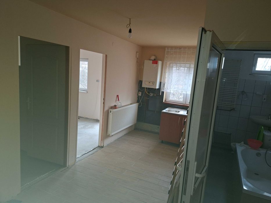 dau in chirie apartament nemobilat zona piata angro Eminescu