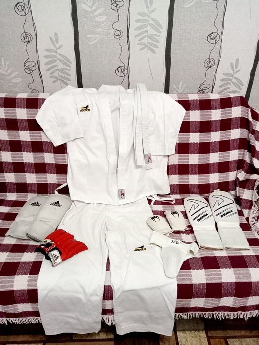 Кимано, футы Adidas, футы Demix, паховая раковина перчатки для карате.