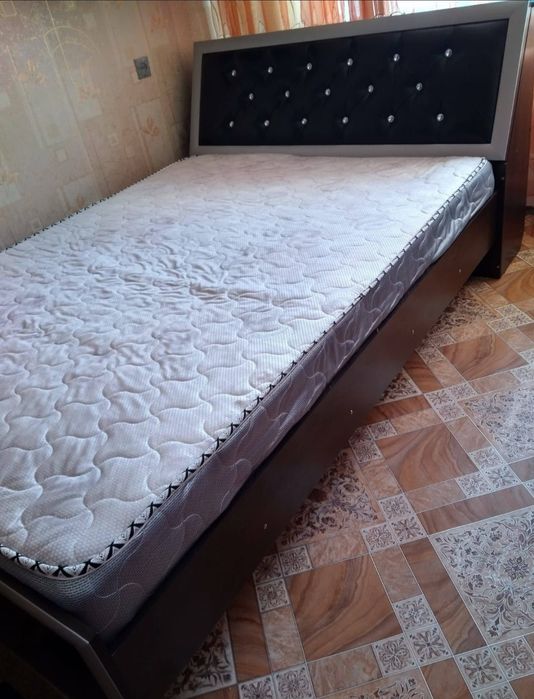 Продам кровать с матрасом