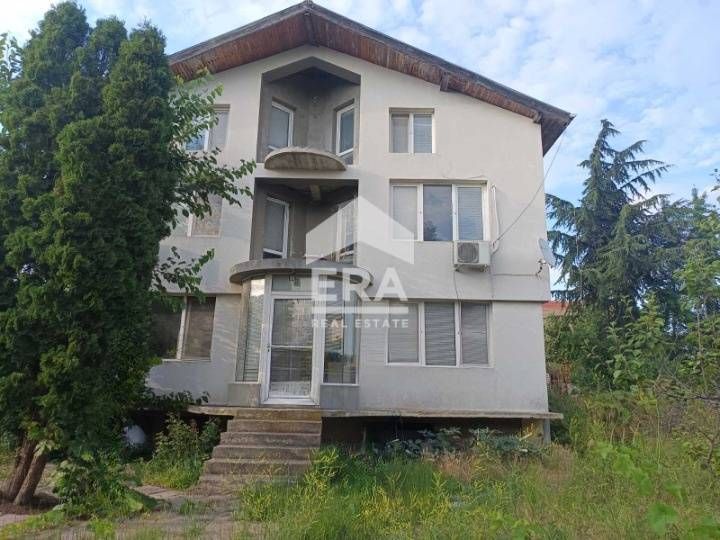 Самостоятелна триетажна къща с четири спални и три бани, с морска пано